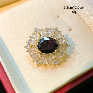 Broche luxueuse améthyste ovale avec nœud et cristaux, dimensions 2,3 cm par 2,0 cm