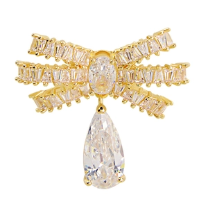 Élégante broche nœud dorée avec zircons étincelants et grand pendentif en goutte