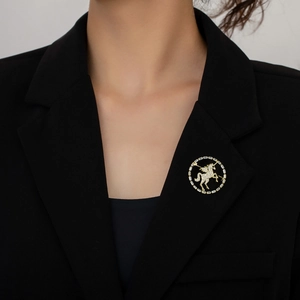 Broche licorne circulaire dorée élégante avec cristaux brillants sur un revers de veste