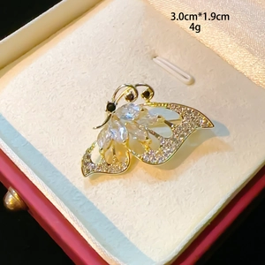 Eleganter Schmetterling-Brosche Gold mit Kristallen, 3.0cm x 1.9cm in Schmuckschatulle