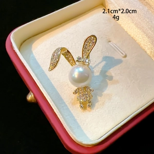 Broche lapin élégante ornée de perle blanche et strass sur finition dorée