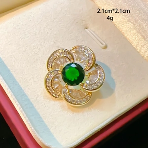 Detailansicht der Blumenbrosche mit grünem Edelstein und Zirkonia-Besatz, 2,1 cm
