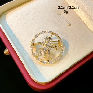 Détail d'une broche licorne ronde avec cristaux blancs, dimensions de 2,2 cm par 2,2 cm