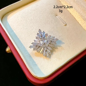 Vue détaillée d'une broche étoile élégante avec zircons baguette en boîte cadeau