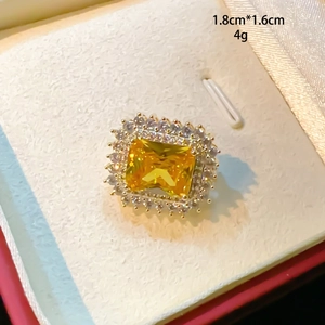 Makroaufnahme von 1,8x1,6cm gelbem Edelsteinring mit elegantem Diamant-Halo-Schliff