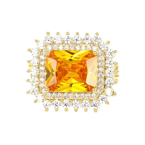 Luxuriöser Ring mit rechteckigem gelbem Edelstein und strahlendem Halo-Effekt in Gold