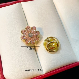 Detail showing pink gemstone flower brooch with 1.3cm diameter and 2.1g weight