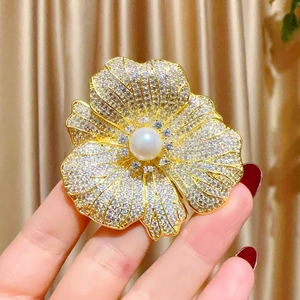Broche fleur ornée de pétales en zircone et d'une perle d'eau douce éclatante