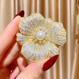 Broche fleur dorée élégante avec pétales en zircon et perle d'eau douce naturelle