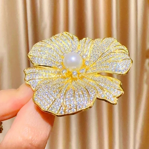 Broche fleur style chinois en or avec zircons pavés et perle d'eau douce blanche