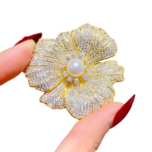 Broche fleur exquise sertie de zircons et une perle d'eau douce sur base or