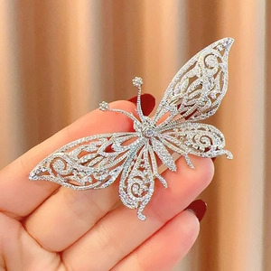 Broche papillon évidée raffinée sertie de zircons brillants sur monture argentée