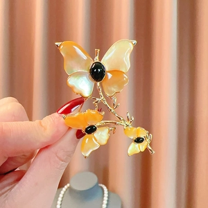Elegante Spilla a Forma di Farfalla e Fiore Francese in Lega di Rame con Intarsio di Conchiglia per Giacca da Donna Gioiello