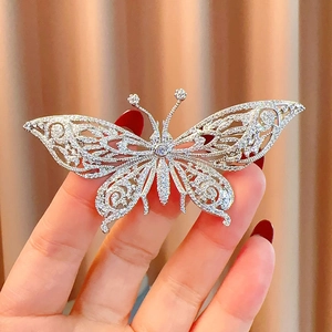 Broche papillon argentée élégante avec zircons micro-pavés et ailes au design ajouré