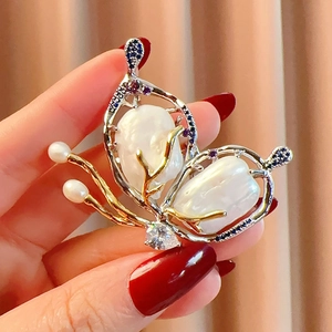Elegant baroque pearl butterfly brooch with zircon in a gold and silver setting