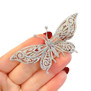 Élégante broche papillon en argent ornée de cristaux scintillants sertis pavé