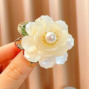 Broche élégante en nacre naturelle de pivoine avec perle et feuille pour manteau