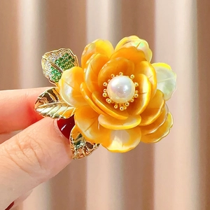 Broche Pivoine Élégante en Cuivre Avec Pétales de Nacre Naturelle Grande Künstliche Perle Feuille de Zircone Bijoux de Corsage