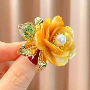 Élégante broche pivoine en nacre avec perle et feuilles de zircon vert sur métal
