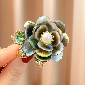 Broche pivoine en nacre élégante avec perle et feuilles dorées pour costumes et manteaux