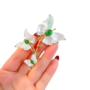 Elegante spilla a farfalla in oro con madreperla naturale e gemme verdi per giacche da donna