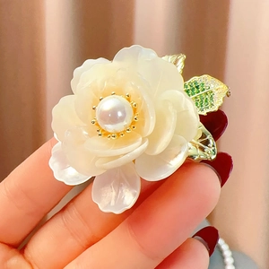 Macro d'une broche pivoine avec pétales en nacre naturelle et perle centrale