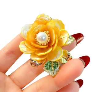 Broche pivoine élégante en nacre jaune avec perle blanche et accents de zircon vert