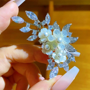 Elegante spilla a fiore in conchiglia con zirconi scintillanti su base argentata