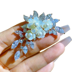 Spilla a fiore elegante con petali di conchiglia, perle e zirconi su base argento