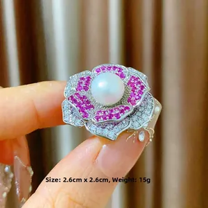 Broche camélia de 2,6 cm avec zircons colorés, pétales en cristal et perle élégante