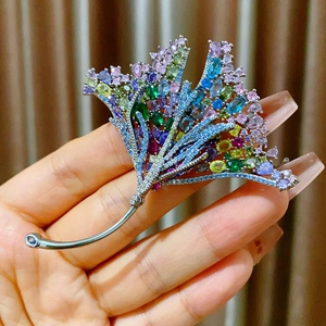 Eleganter Ginkgoblatt-Brosche aus Silber mit bunten Zirkonia in der Hand