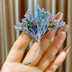 Detail der farbenfrohen Ginkgoblatt-Brosche mit handgesetzten Zirkonia auf Silber