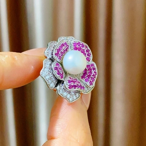 Broche magnétique camélia exquise avec zircon rose et perle naturelle ronde