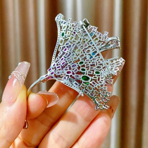 Detailansicht der Rückseite einer Ginkgoblatt-Brosche aus Silber mit bunten Zirkonia