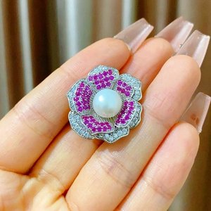 Bague camélia élégante avec perle naturelle et zircons roses sur pétales d'argent