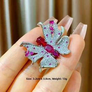 Broche papillon magnétique étincelante avec zircons micro-sertis violets et rouges
