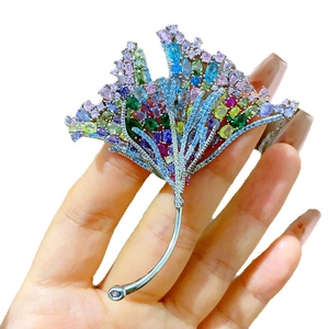 Eleganter Ginkgoblatt-Broschenanhänger mit bunten Zirkoniasteinen in Silberoptik