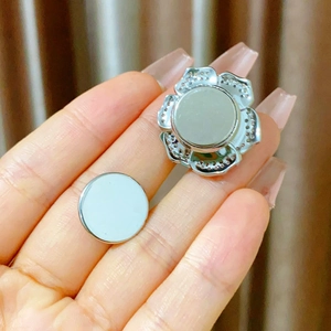 Vue macro de la broche magnétique camélia argenté avec cristaux et détails en perles