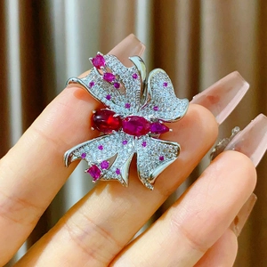 Broche magnétique papillon élégante avec zircons violets et rouges sur métal argenté