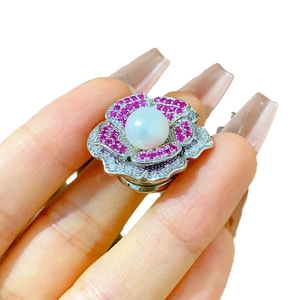 Broche magnétique camélia exquise avec perle naturelle et zircon pour femmes