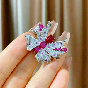 Détail de la broche magnétique papillon avec micro-zircons et pierres rouges