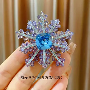 Broche flocon de neige en cristal bleu et violet, métal argenté, taille 5,2 x 5,2 cm
