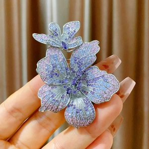 Elegante spilla a forma di orchidea viola con farfalla e micro-set di zirconi cubici