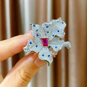 Luxus Begonienblüte Magnetbrosche Mit Mehrfarbigem Zirkonia Strass Versilberte Blumenform Magnetische Schal-Schnalle Für Damen