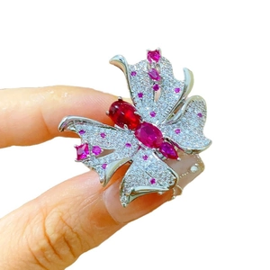 Élégante broche papillon en argent avec zircons micro-pavés et gemmes couleur rubis