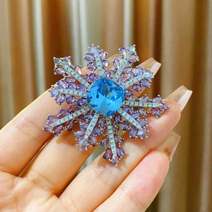 Broche flocon de luxe avec cristaux bleus et violets pour costumes et manteaux