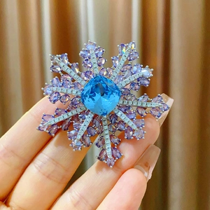 Détails de la broche flocon de neige avec cristaux bleus et violets scintillants