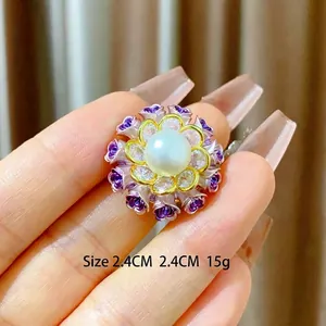 Broche élégante en perles avec pétales de roses en émail violet et zircons