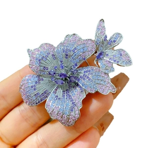 Squisita spilla con orchidea e farfalla con zirconi rosa e placcatura in argento
