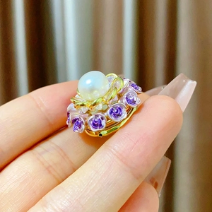 Broche fleur émaillée élégante avec perle d'eau douce et détails de rose dorés